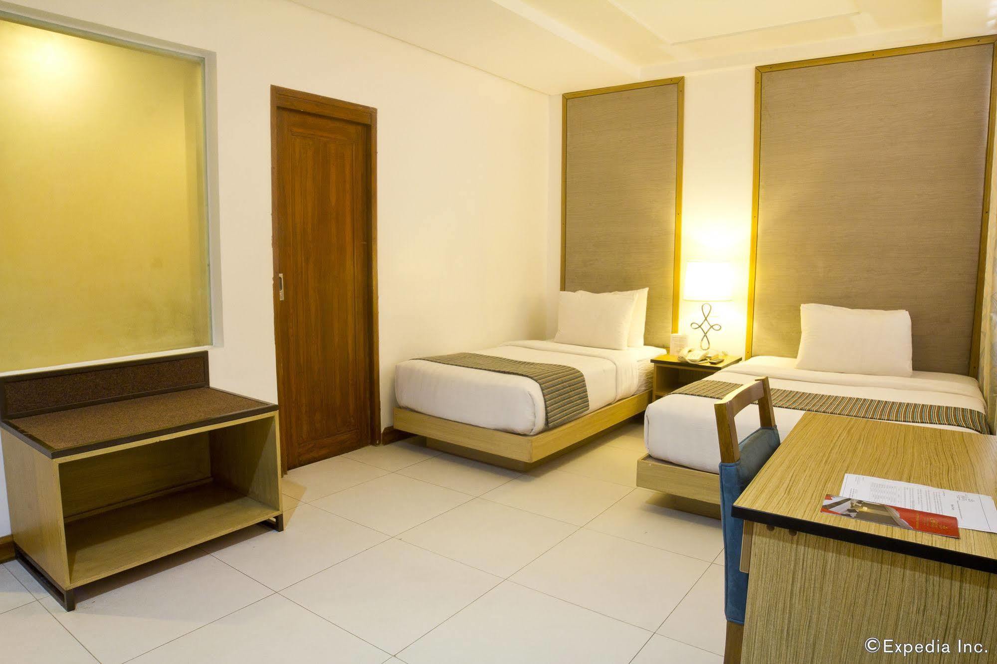 Crown Regency Courtyard Resort Balabag  Exterior foto